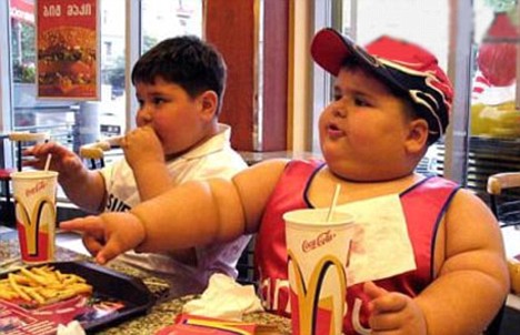 Obez çocuklar ailelerinden alınmalı mı?