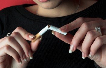 Sigara kadınlarda sivilce yapıyor