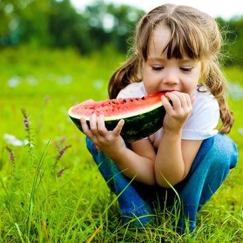 Çocuklar yaz aylarında nasıl beslenmeli?