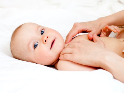 Masaj bebeklerle iletişim için önemli
