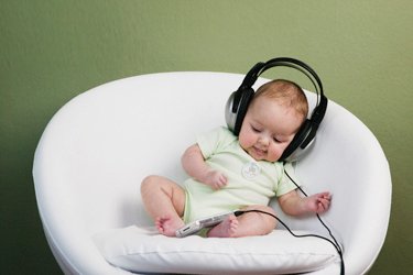 Müzik dinleyen bebeklerin, beyninin tümü çalışıyor!