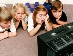 Uzun süre televizyon izleyen çocukların psikoloji bozuluyor!
