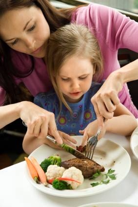 Yemekte çocukları zorlamak doğru değil