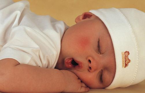 Yeni doğan bebekler kaç saat uyur?